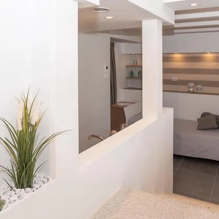 Mini House 1 *